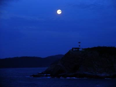 Moonset over Huatulco