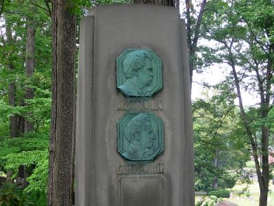Mark Twain burial monument.jpg