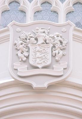CastleDisneyCrest.jpg