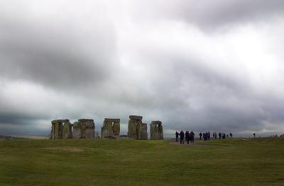 v3/77/298577/3/44373827.StoneHengeatadistance.jpg