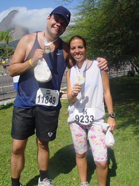 JC e amiga com a medalha