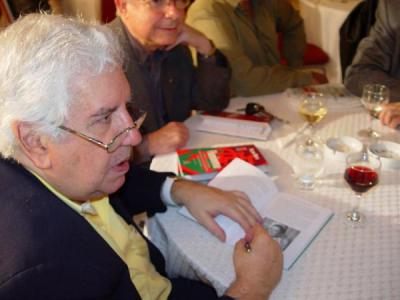 Horta autografa o livro
