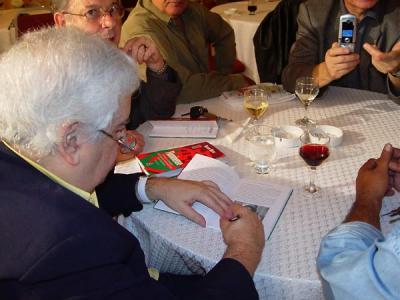 Horta autografa o livro