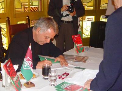 Nelson Motta autografa para Horta