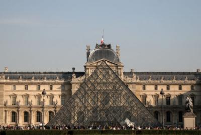 Paris - Pyramide du Louvre (01/11)