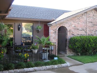 v3/77/498077/3/46620697.Frontpatioarea.jpg