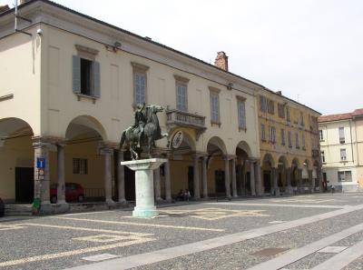 Pavia Duomo piazza