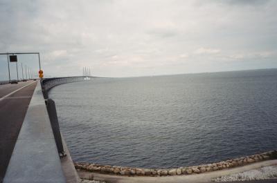 puente Suecia-Dinamarca, 16 kms: tramo subterraneo, isla artificial y puente colgante; la mayor obra de ingenieria escandinava