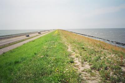 Holanda, recorriendo el Afsluitdijk; con 30 kms, es el mayor dique del mundo