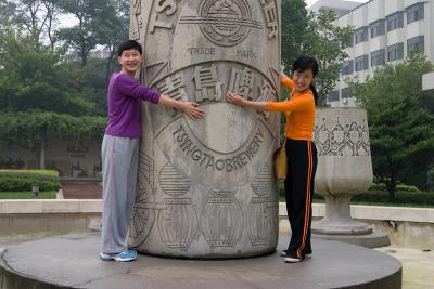 Even Tian laoshi and Wang laoshi couldn't hide their love of the Tsingtao.