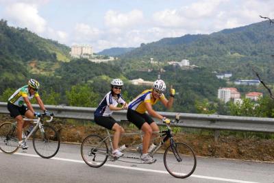Cycling up Awana (Genting), 2 Oct 2005. Genting is a part of Tour d'Langkawi route.