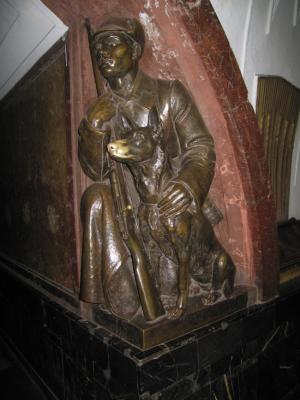 A well petted dog statue in the Metro