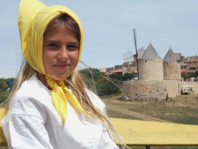 Meisje met gele hoofdoek