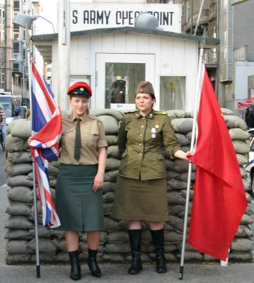 British and Sowiet soldiers at Checkpoint Charlie, Berlin