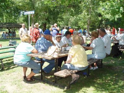 1961 ALUMNI AND FAMILIES ENJOY THE PICNIC