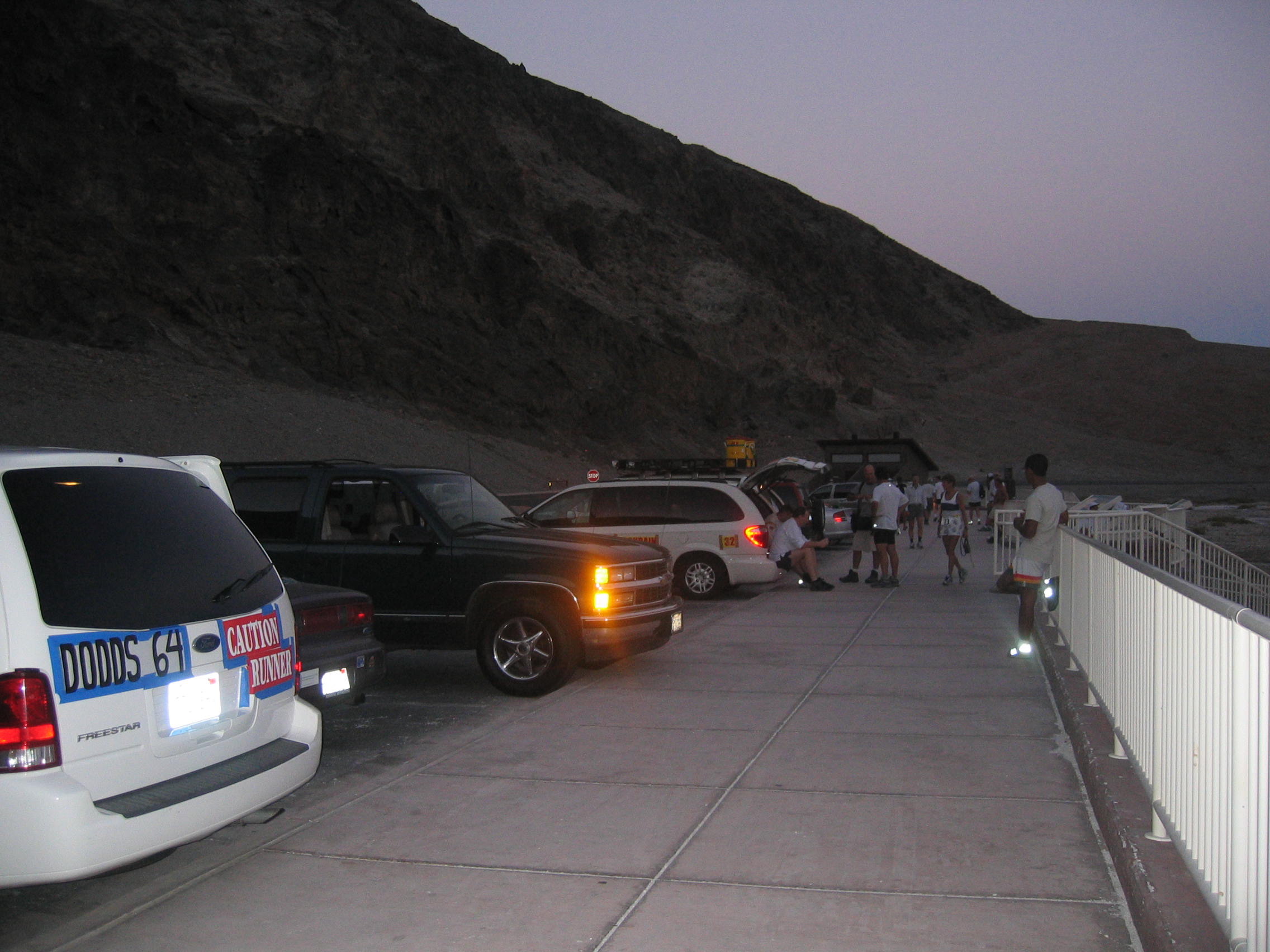 Crews & runners of the 6am wave get prepared.  The temperature is a cool 90 degrees!