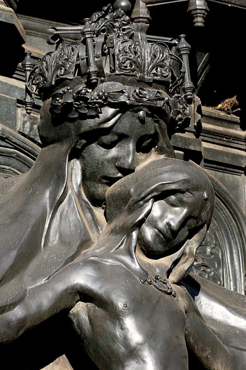 Statue near St James palace