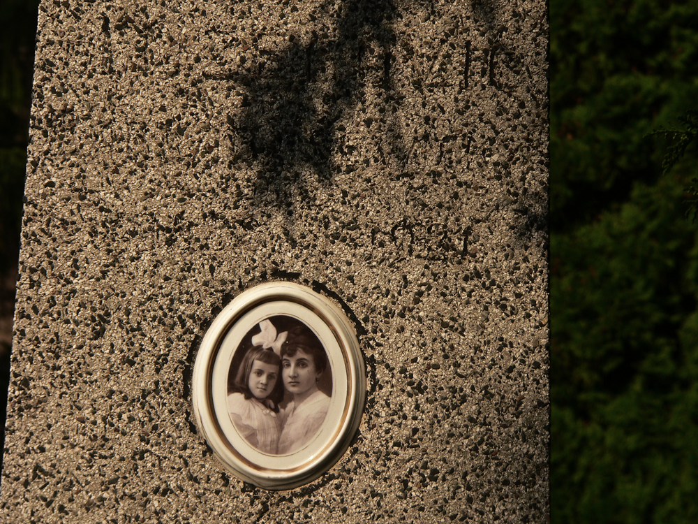 Gravestone, Mirogoj Cemetery, Zagreb, Croatia, 2005