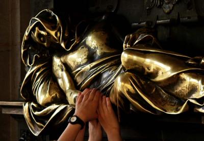 Touching the hero, The Grand Place, Brussels, Belgium, 2005