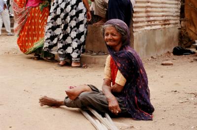 Bhuj17410007_LadySitting.jp