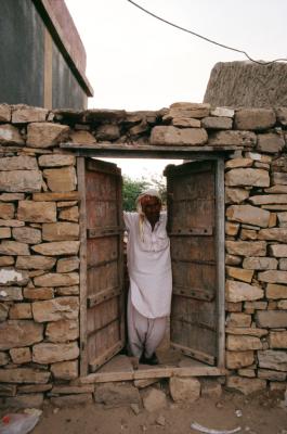 w05_Bh17150021_Man+Door.jpg