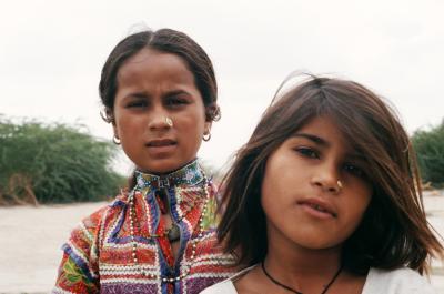 w05_Bh17250022_2Girls.jpg