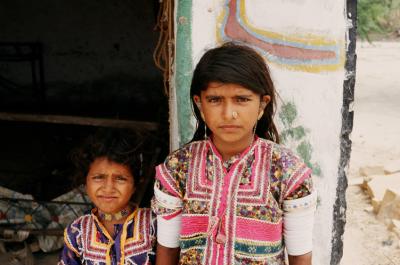 w05_Bh17250025_2girls.jpg