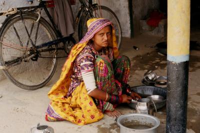 w05_Bh17250026_Woman+Dishes.jpg
