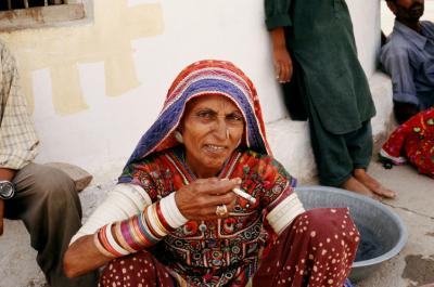 w05_Bh17250032_WomanSmoking.jpg