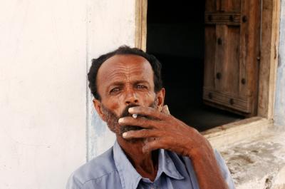 w05_Bh17250033_ManSmoking.jpg