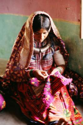 w05_Bh17370003_WomanWorks.jpg