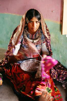 w05_Bh17370004_WomanWorks.jpg