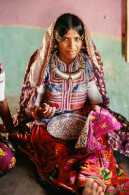 w05_Bh17370005_WomanWorks.jpg