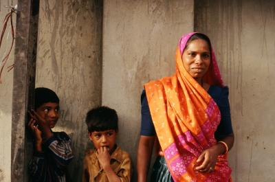 Bhuj17180031_Woman+2boys.jp