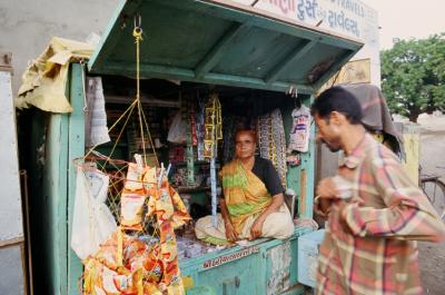 Bhuj17280022_Woman+Shop.jpg