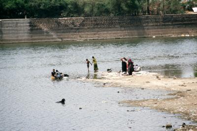 Bhuj17300007_Women+Lake.jpg