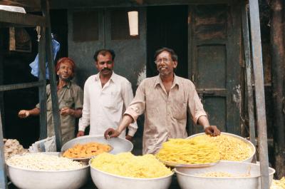 w05_Nalia17350033_3men+Food.jpg