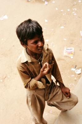 w05_NaSa17100014_BoyBegging.jpg