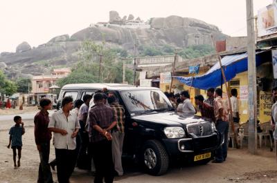 Bhin17210031_Car+Crowd.jpg