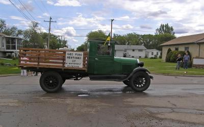 1928 Ford pulling ...