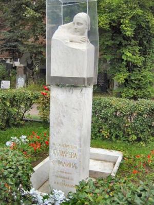 v3/82/474982/3/50253132.Stalins2ndwifegrave.jpg