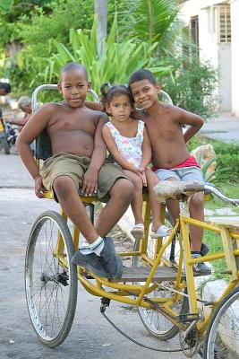 Niños en triciclo