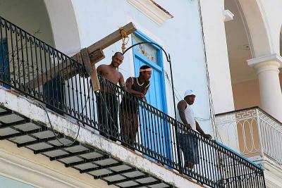 Obreros restaurando en La Plaza Vieja de La Habana