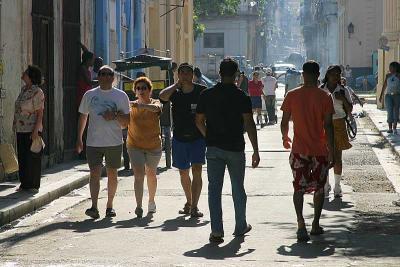 Transeuntes en La calle Opispo (La Habana)