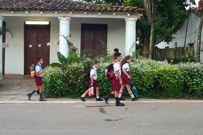 Niños yendo a la escuela