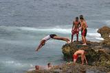 Jvenes en el Malecn de la Habana