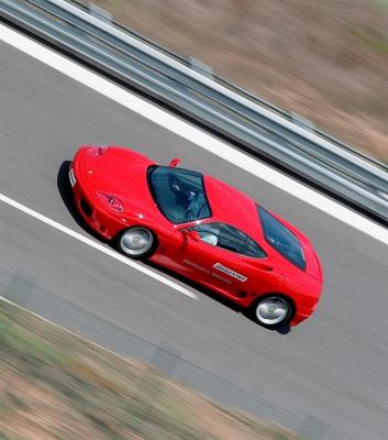 The Ferrari 360 Modena on the banked oval @ 260 kmh demonstrates the straight line stability of the REO50 tires