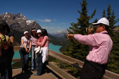 Tourists at Peyto Lake