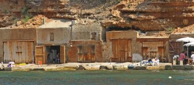 IBIZA . LA FÊTE AU BORD DE L'EAU, SANS ÊTRE SAPE EN D & G