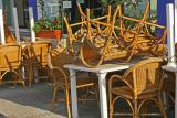 IBIZA . AFTERS. MÊME LES CHAISES ONT LES PATTES EN L'AIR ? MAIS LE FOND N'EST PAS DEFONCE !